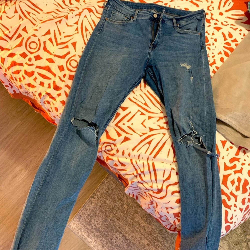 Distressed skinny jeans